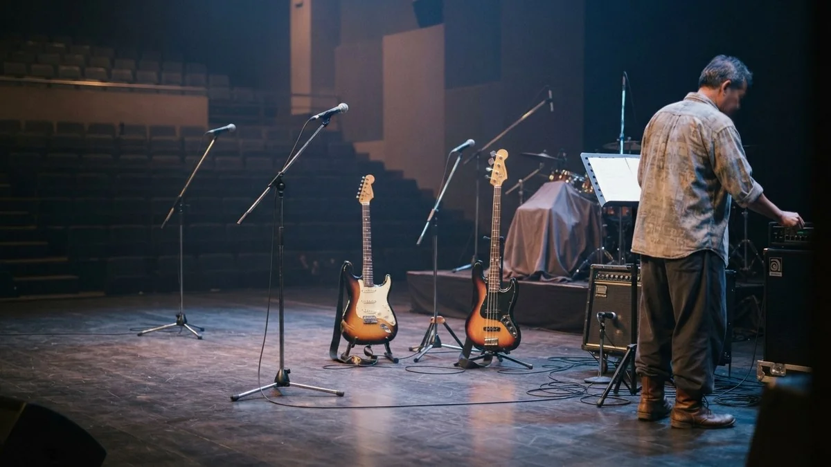 เวทีดนตรีพร้อมไมโครโฟนและกีตาร์สำหรับศิลปินดูโอ้